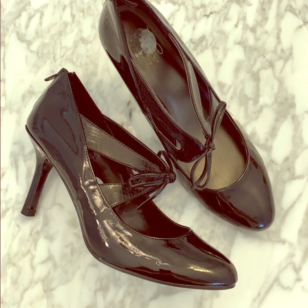 Black patent round toe heels pumps